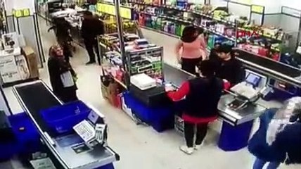 Kendisine "kadın mısın erkek misin?" diye soran çocuğu dövdü