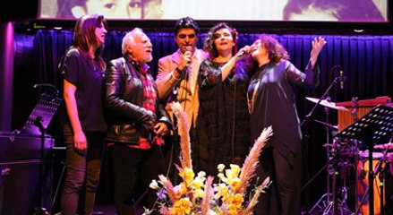 O albümü ilk kez sahnede seslendirdi