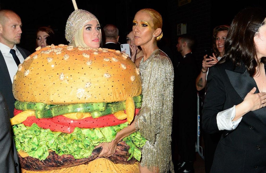 Katy Perry stürzt als Hamburger