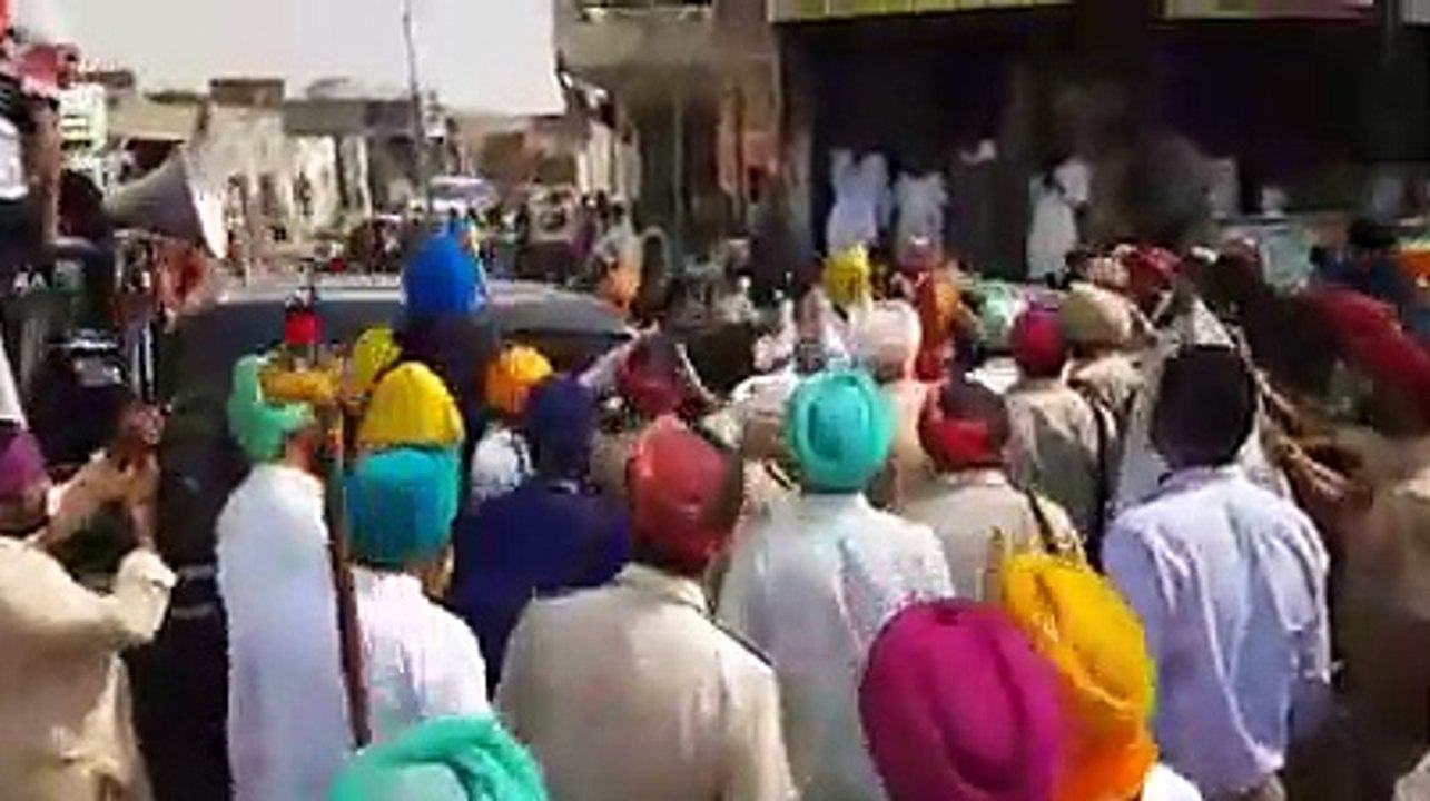 ਪੁਲਸ ਦੇ ਬੈਰੀਕੇਡ ਤੋੜਕੇ ਸਿੱਖ ਜੱਥੇਬੰਦੀਆਂ ਨੇ ਬਾਦਲ ਦੀ ਕੋਠੀ ਘੇਰਕੇ ਲਾਇਆ ਧਰਨਾ