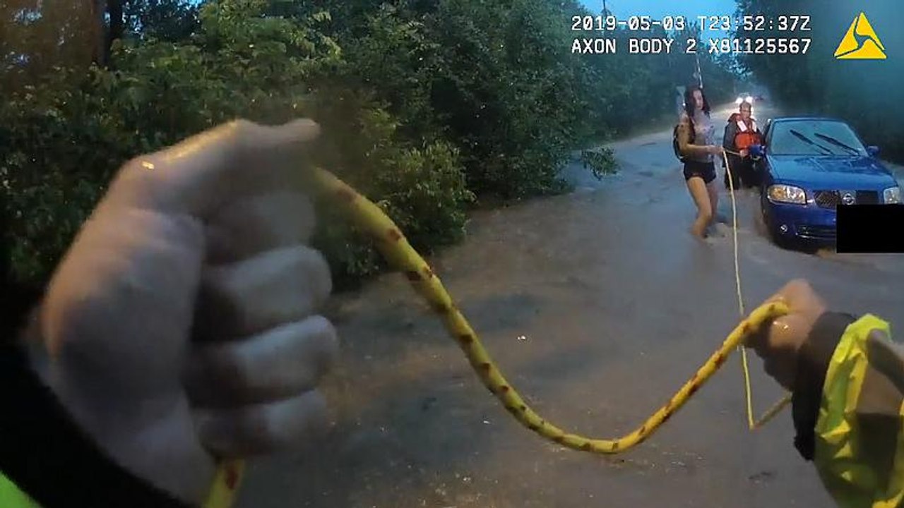 Polizei rettet drei Frauen und einen Hund aus Fluten
