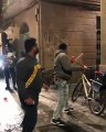 Camellos y lateros se enfrentan con cadenas en el centro de Barcelona