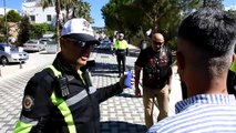 Polis ceza kesmek yerine kask dağıttı - MUĞLA