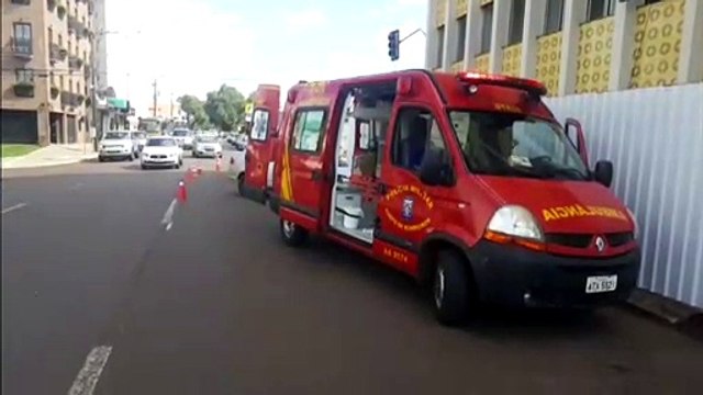 Mulher fica ferida em colisão entre carros no Centro