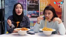 Jawab Komen Pedas Netizen Sambil Makan Mie Super Pedas!