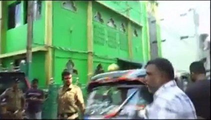 කොහොමද බල්ලො වගේ පොලිසියෙන් යන්න කිව්වාම යන හැටි. අනිවාරයෙන් ඉවර වෙනකන් බලන්න