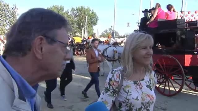 Sevilla se llena de turistas con ganas de fiesta y sevillanas