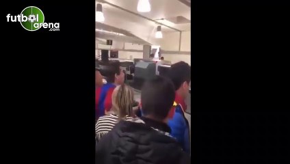 Bir grup Barcelona taraftarı Messi'yi protesto etti