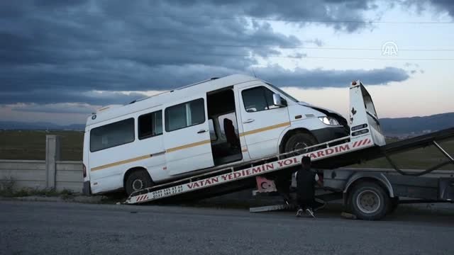 Malatya'da İşçi Servisi Duvara Çarptı: 10 Yaralı