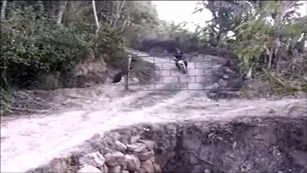 Ce motard rate son virage et se prend une gamelle bien ridicule