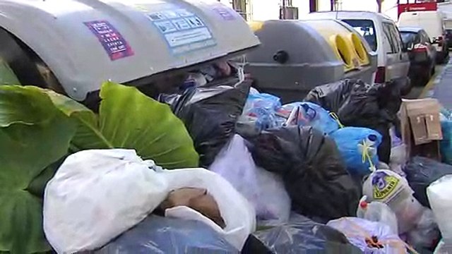 Vecinos lamentan el estado de El Puerto debido a la huelga de basura