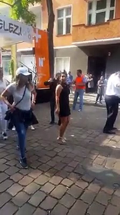Meydanı sallayan kız