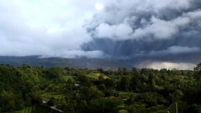 Indonésie: le volcan Sinabung en éruption