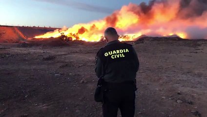 Las grandes llamas que se han desencadenado en el vertedero de Mendavia, en imágenes