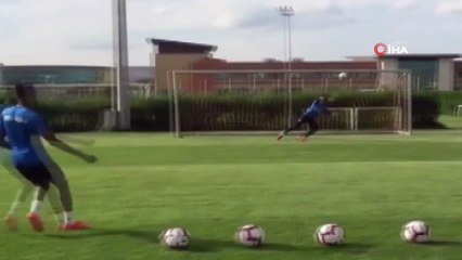 Hikmet Karaman'dan, Mensah ve Asamoah'a şut dersi