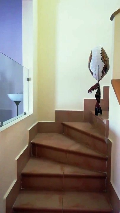 Bóng bay búp bê tự bước xuống cầu thang