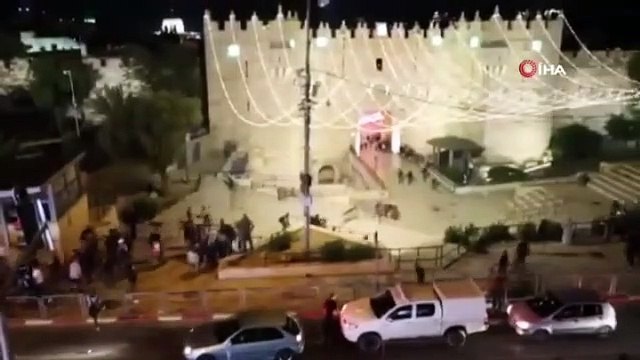 İsrail askerleri Mescid-i Aksa’da teravih namazı kılanlara saldırdı