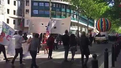Grève dans la fonction publique : à Marseille, les manifestants défilent avec des banderoles expressives