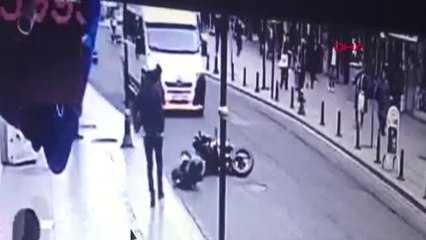 İstanbul-Yola Çıkan Kişi Motosikletlinin Kaza Yapmasına Neden Oldu
