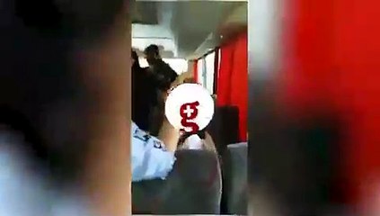 Annelere polis aracından müdahele görüntüleri