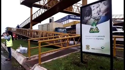 Conscientização sobre uso de passarela é realizada em Cascavel