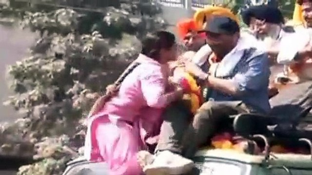 Woman Kissed Sunny Deol during Road Show in Punjab, ट्रक पर चढ़कर सनी देओल को महिला ने किया किस