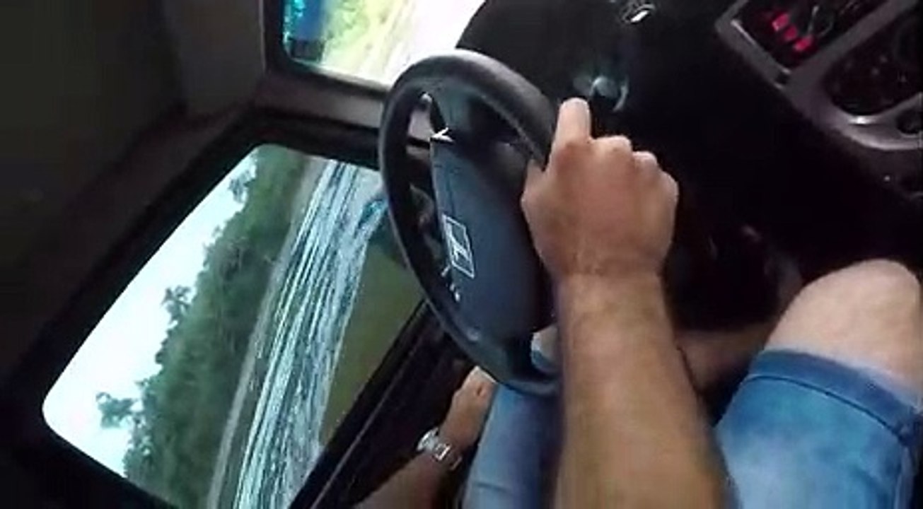 VÍDEO: Confía demasiado en su Troller T4 y acaban hundiéndolo en un río