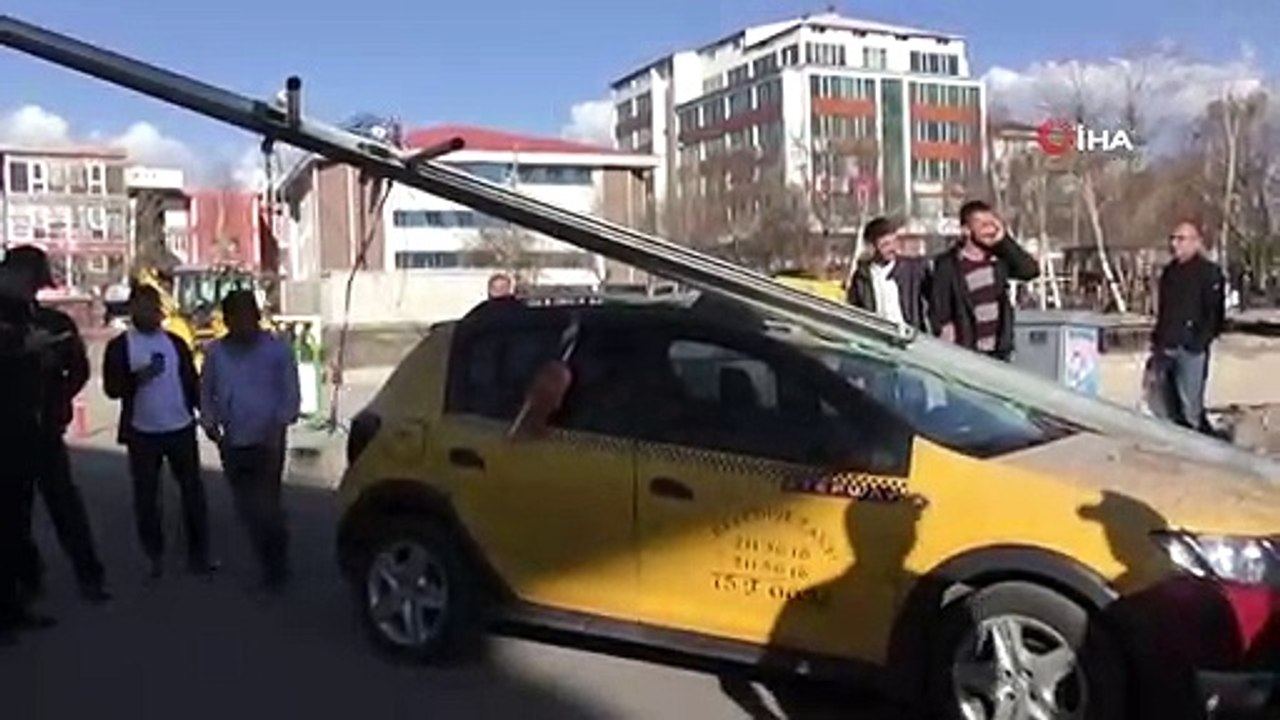 Elektrik Direği Taksinin Üzerine Devrildi