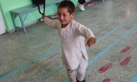 Afgan çocuğun protez bacak mutluluğu