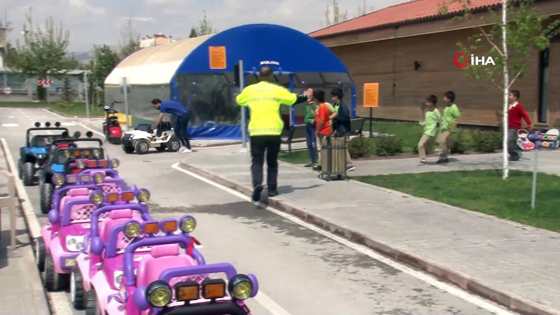 Çocuklar araba kullanarak trafik kurallarını öğreniyor - Dailymotion Video