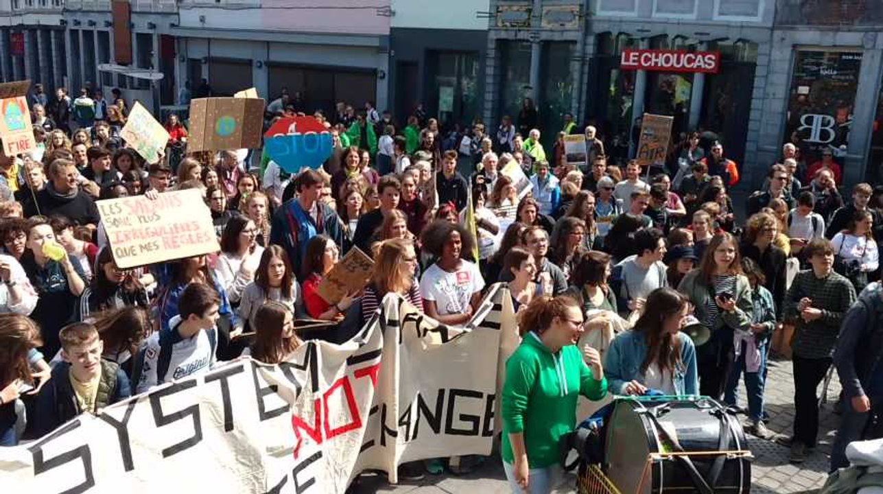 Mons.La manif pour le climat de termine par meeting aux marchés aux herbes.Video Éric Ghislain