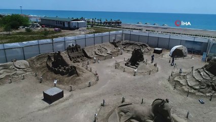 8 ülkeden 15 heykeltıraşın 10 bin ton üzerinde kum kullandığı festivale 200 bin ziyaretçi bekleniyor