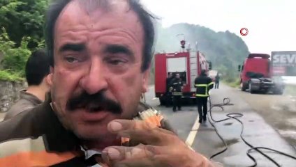 Seyir halindeki plastik atık yüklü tır alev alev yandı