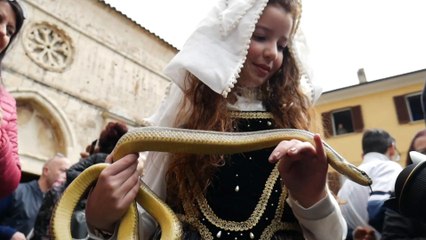 إيطاليا: مهرجان الأفاعي المقدس !!!