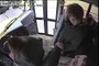 Cette chauffeur de bus sauve la vie d'un enfant qui descendait devant une voiture !