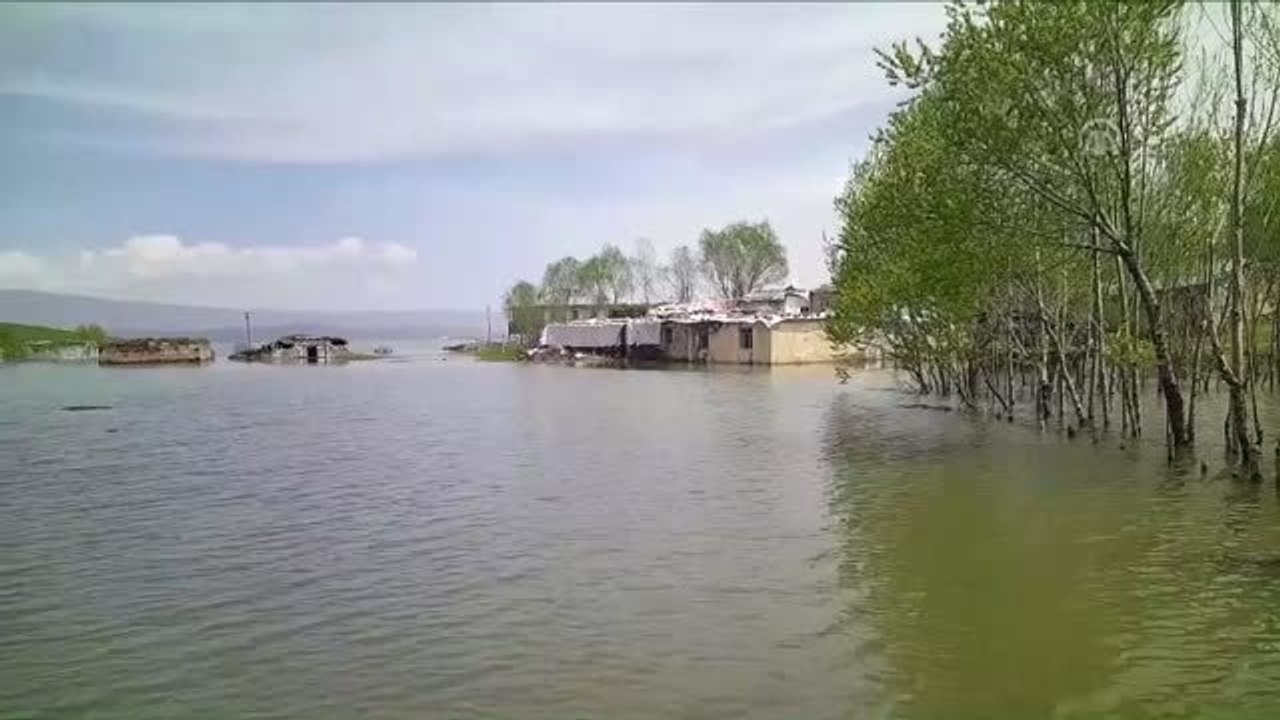 Bulanık İlçesinde Alpaslan 1 Barajı'nın Taşması Sonucu Bazı Evler Zarar Gördü - Muş