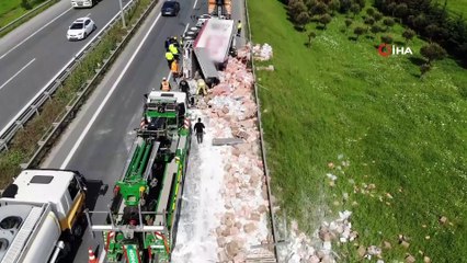Silivri’de TEM otoyolunda devrilen un yüklü tır havadan görüntülendi