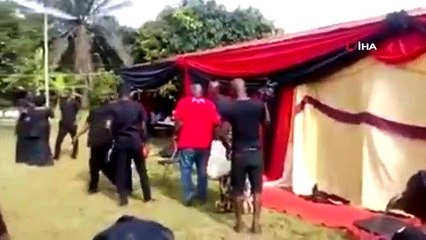 - Gana’da dansçılar tabutu düşürdü