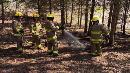 Un feu d’herbes aurait volontairement été allumé derrière l’école secondaire du Plateau