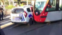Tramvay polis aracına çarptı: 1 polis yaralandı