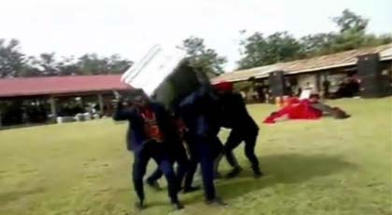 Cenaze töreninde tabutu düşürdüler