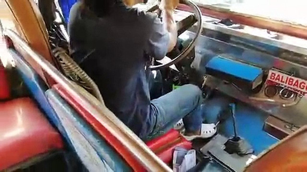 Passer les vitesses avec le pied dans un jeepney