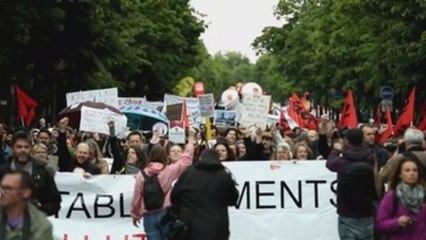 Los funcionarios franceses protestan contra más flexibilidad en el empleo