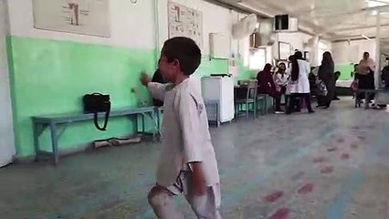 Afghanistan : heureux de marcher à nouveau, Ahmad, 5 ans, fête sa nouvelle prothèse en dansant