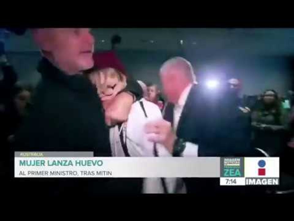 Mujer lanza un huevo al primer ministro de Australia | Noticias con Francisco Zea
