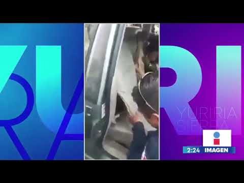 Salvan a migrantes escondidos en el asiento de un auto | Noticias con Yuriria Sierra