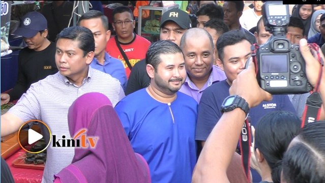 Rakyat Muar teruja TMJ luang masa di bazar Ramadan