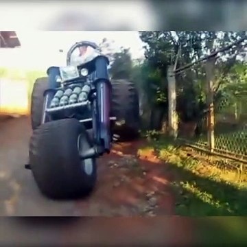 Regardez un peu la taille de cette moto géante... Engin de fou