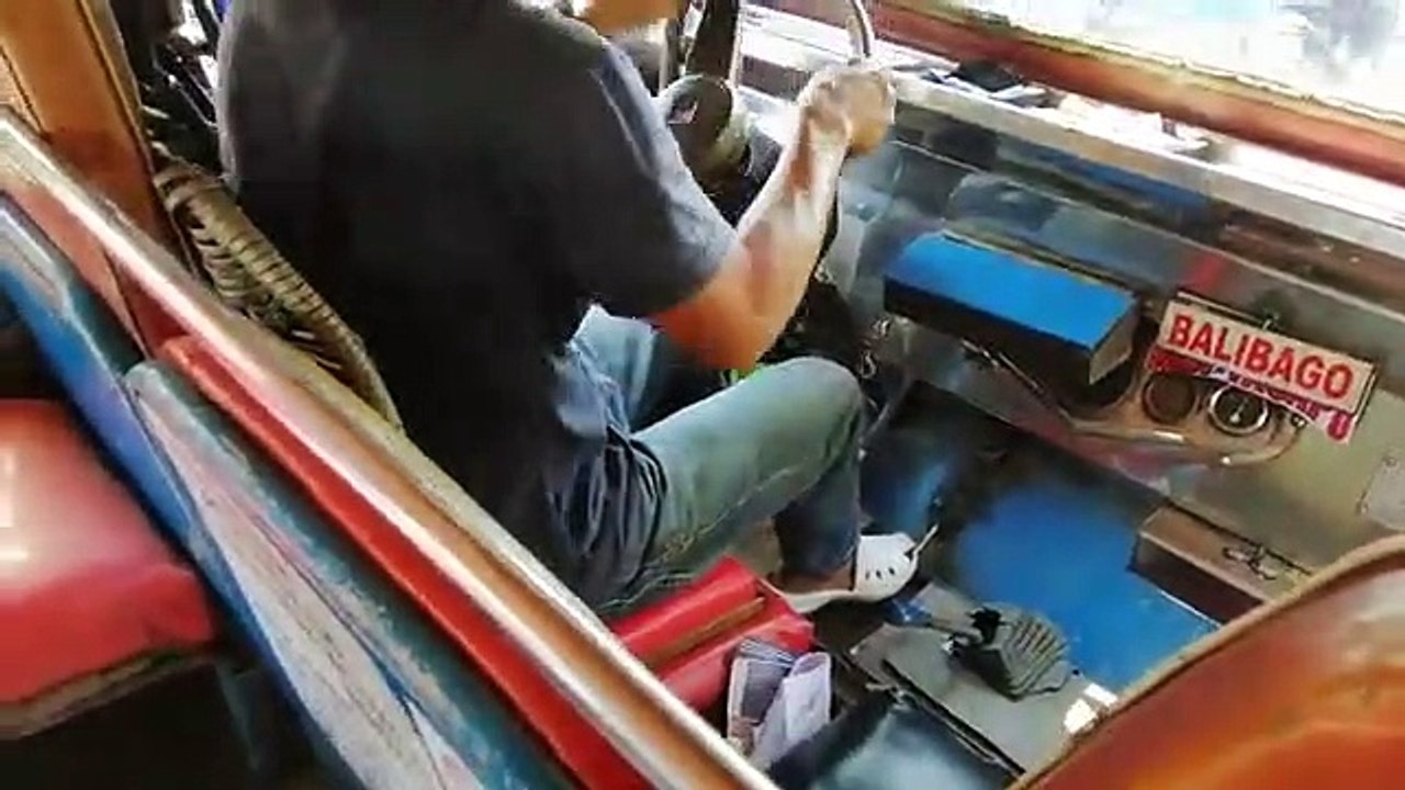 Quand le levier de vitesse est trop court, utilise ton pied