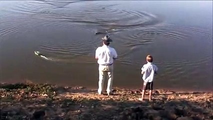 Quand un alligator vient croquer le bateau télécommandé d'un enfant...